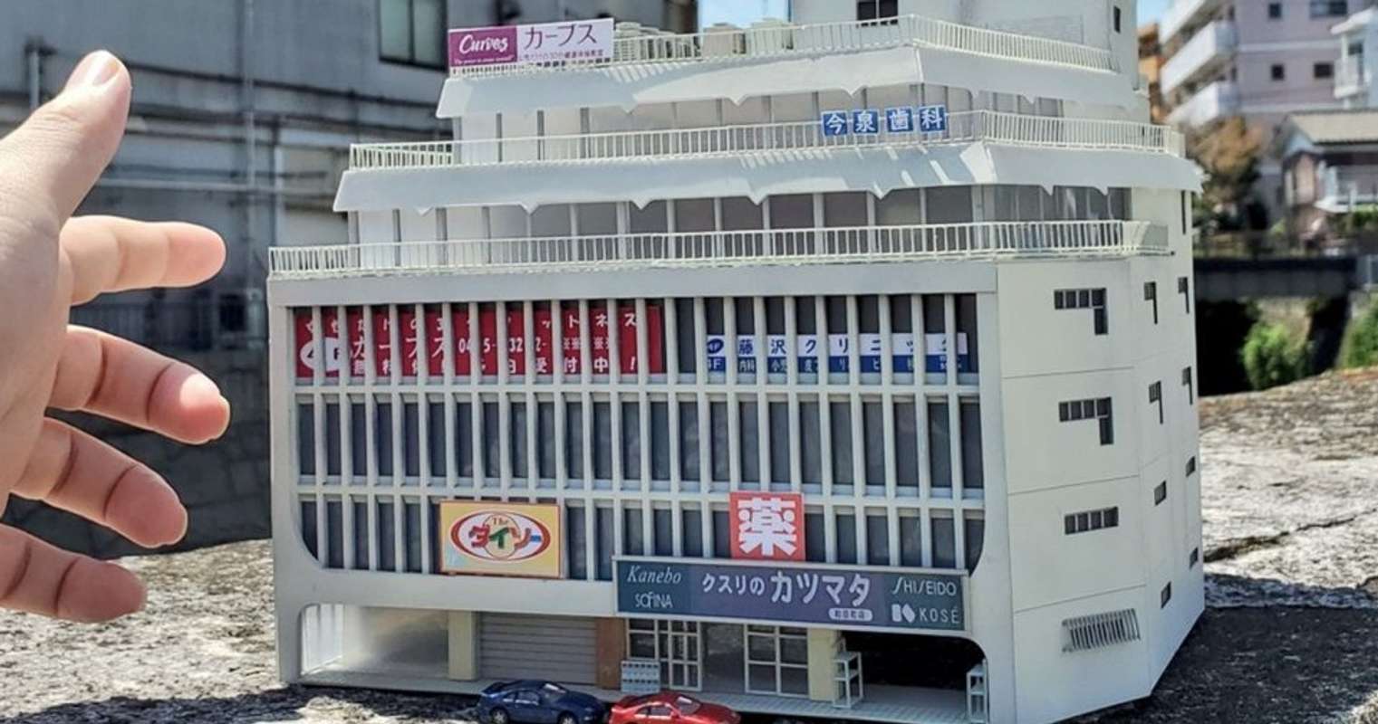 これが模型だと？ ジオラマ作家がプラ板から作った「駅前ビル」の