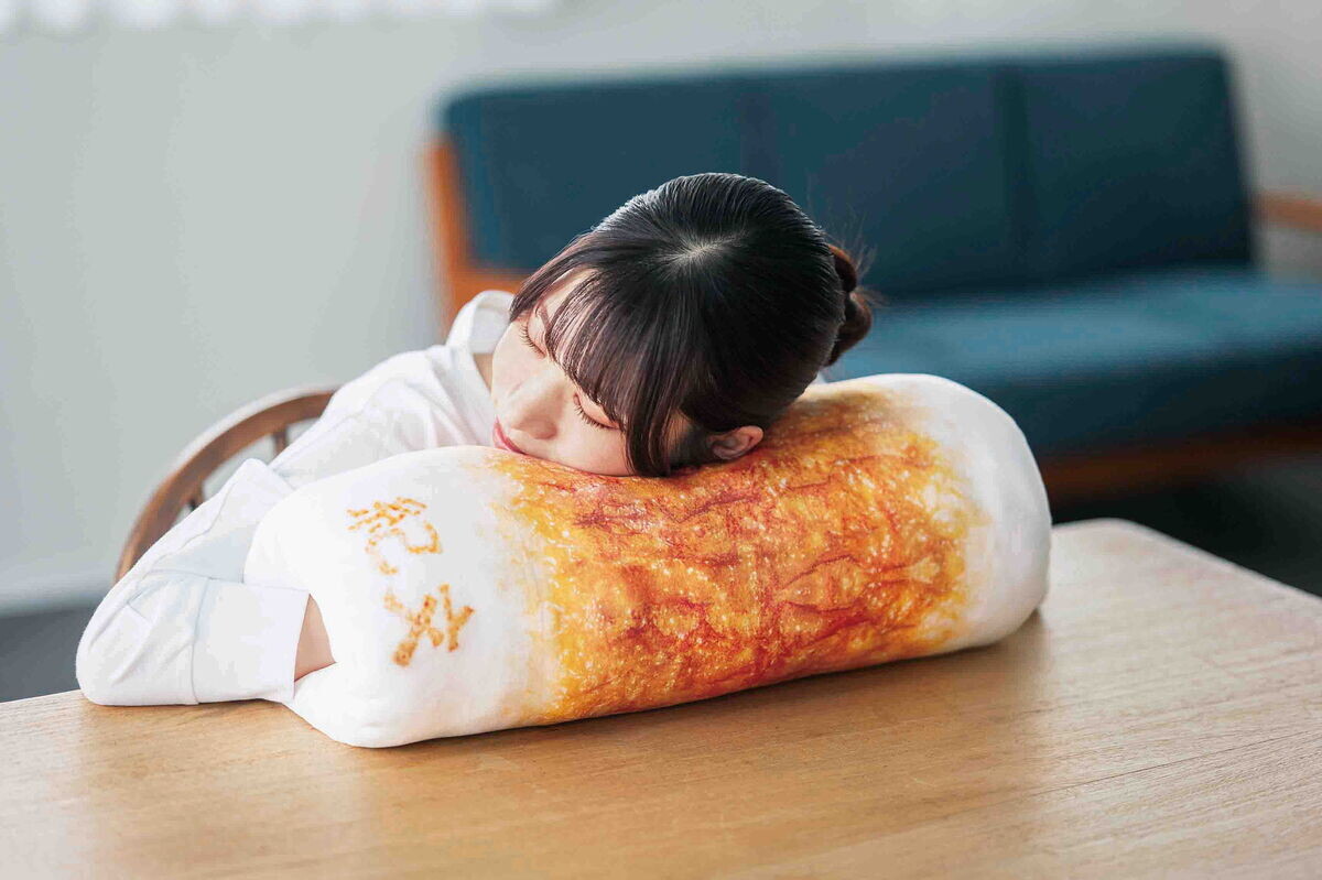 ちくわ40本分のもちふわ「おひるねちくわクッション」発売 - 紀文の
