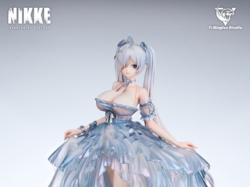 勝利の女神：NIKKE」より透明感のある青色のドレスを纏った
